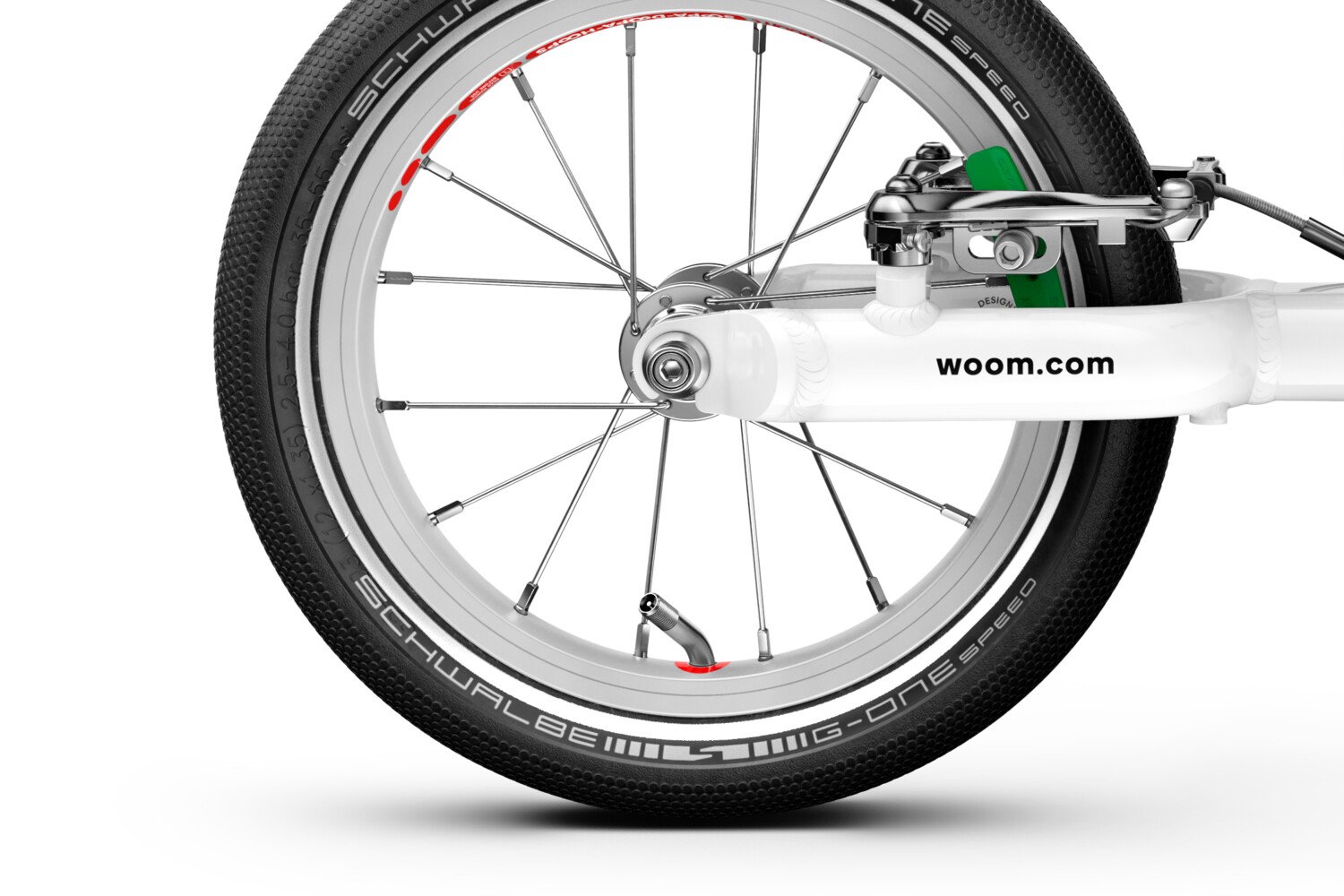 Roue arrière de 12 pouces avec un moyeu particulièrement fin sur la draisienne woom GO 1