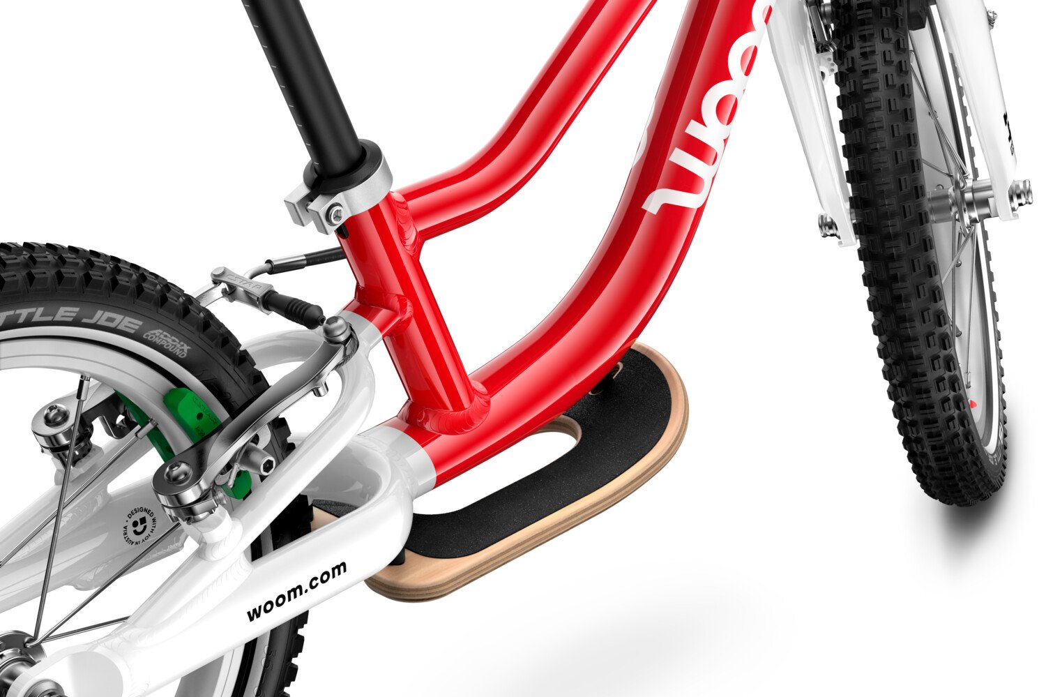 Detailaanzicht van de voorgemonteerde houten voetsteun op de woom GO 1 PLUS-loopfiets