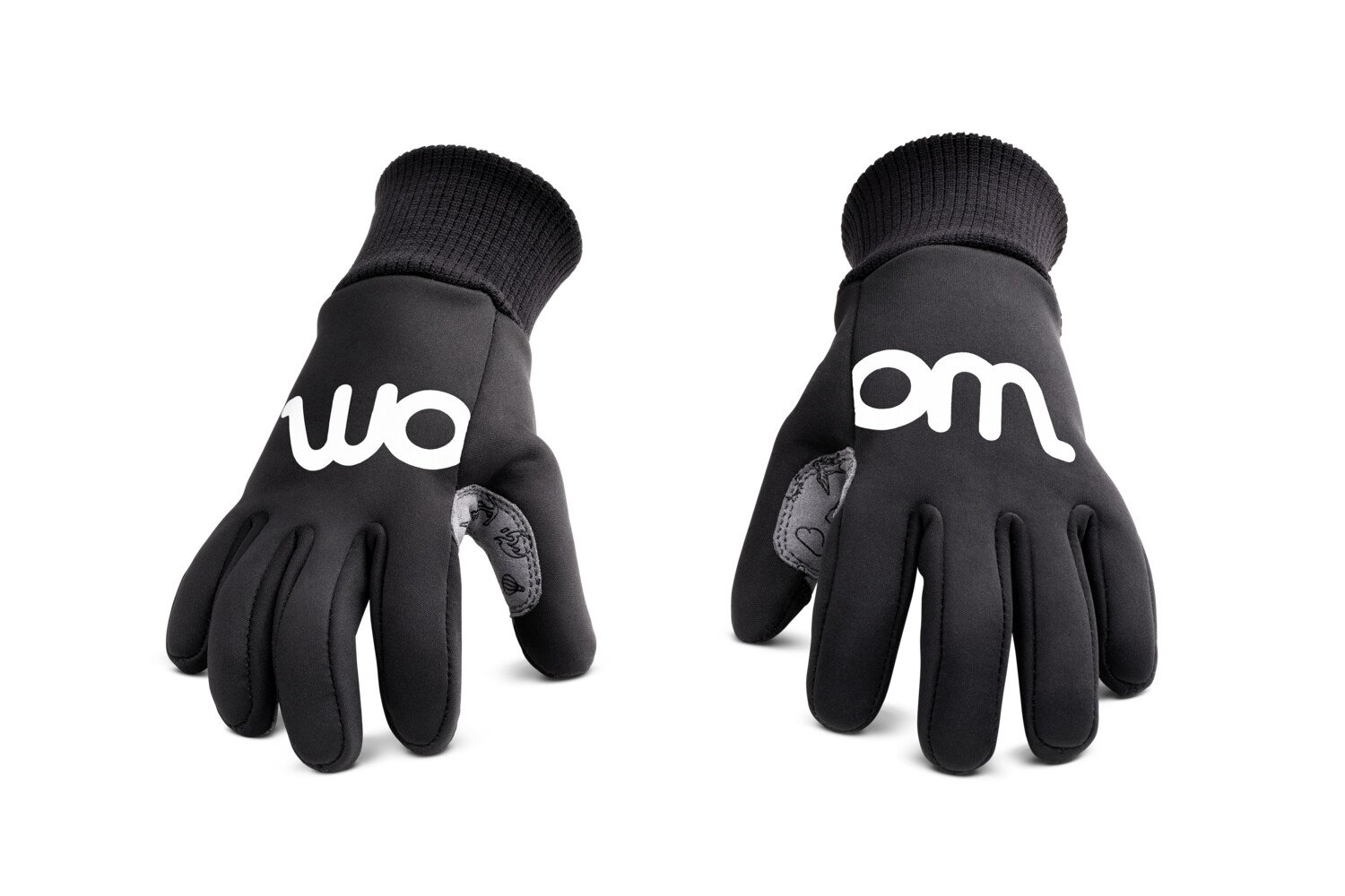 Ein Paar schwarzer Fahrradhandschuhe für den Winter mit reflektierendem woom Logo auf dem Handrücken