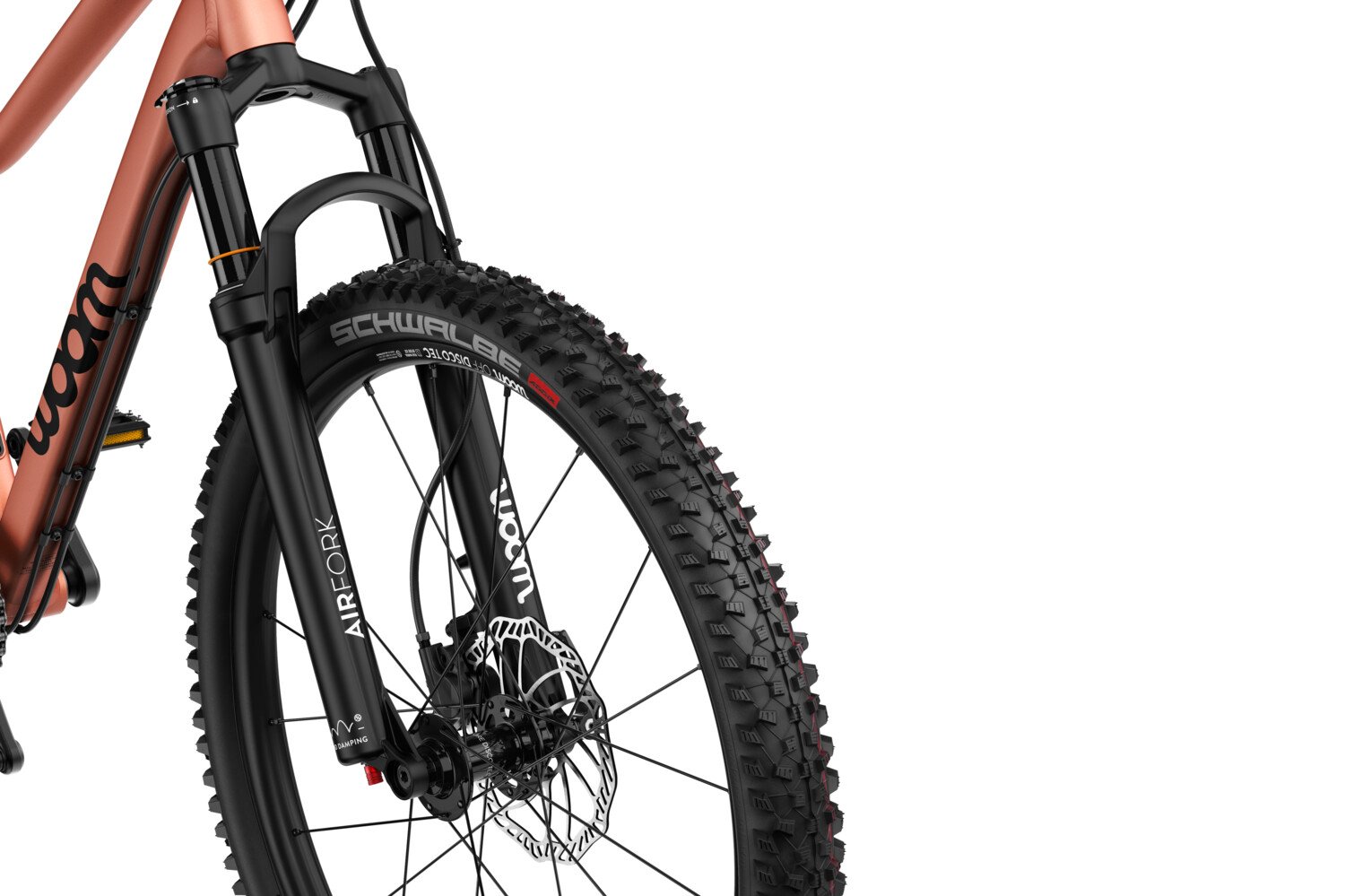 Detailansicht der Federgabel an einem kupferfarbenen woom OFF AIR Mountainbike mit Scheibenbremsen