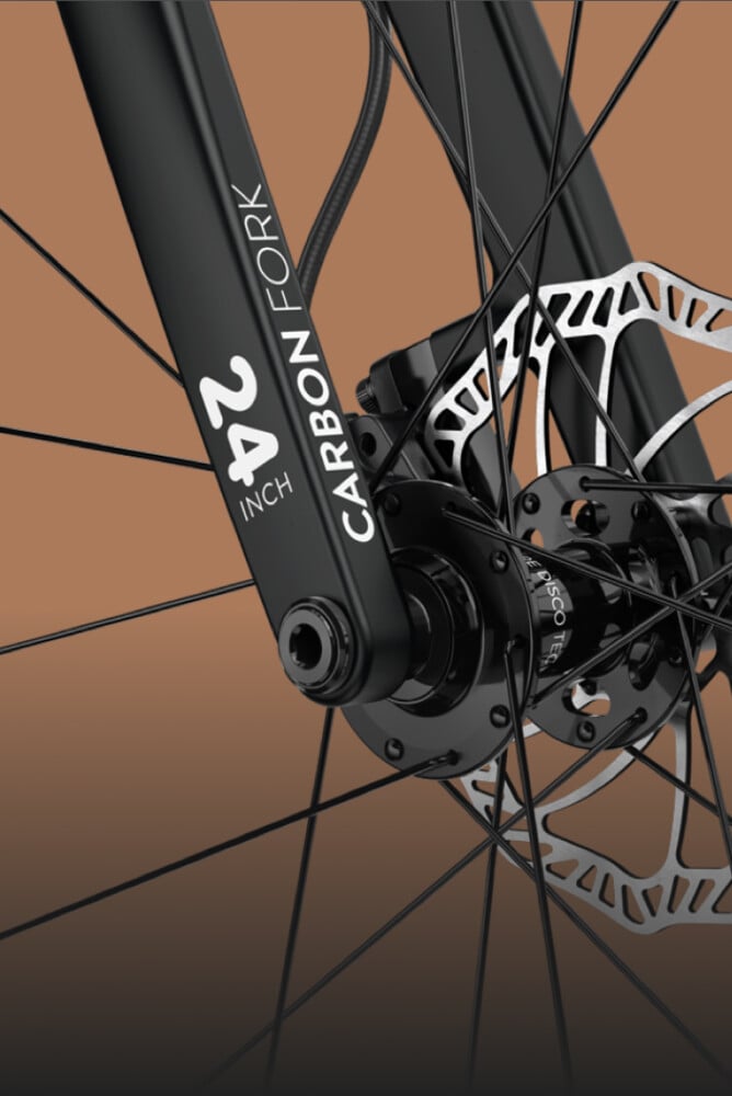 Detailansicht der schwarzen Carbon-Gabel am woom OFF Kinder-Mountainbike in 24 Zoll